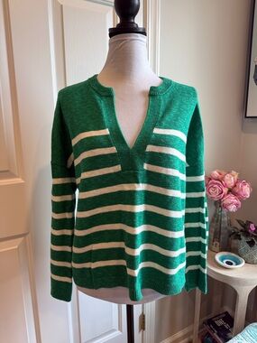 Vineyard Vines Green and White Striped V-Neck Sweater. Perfect Condition.